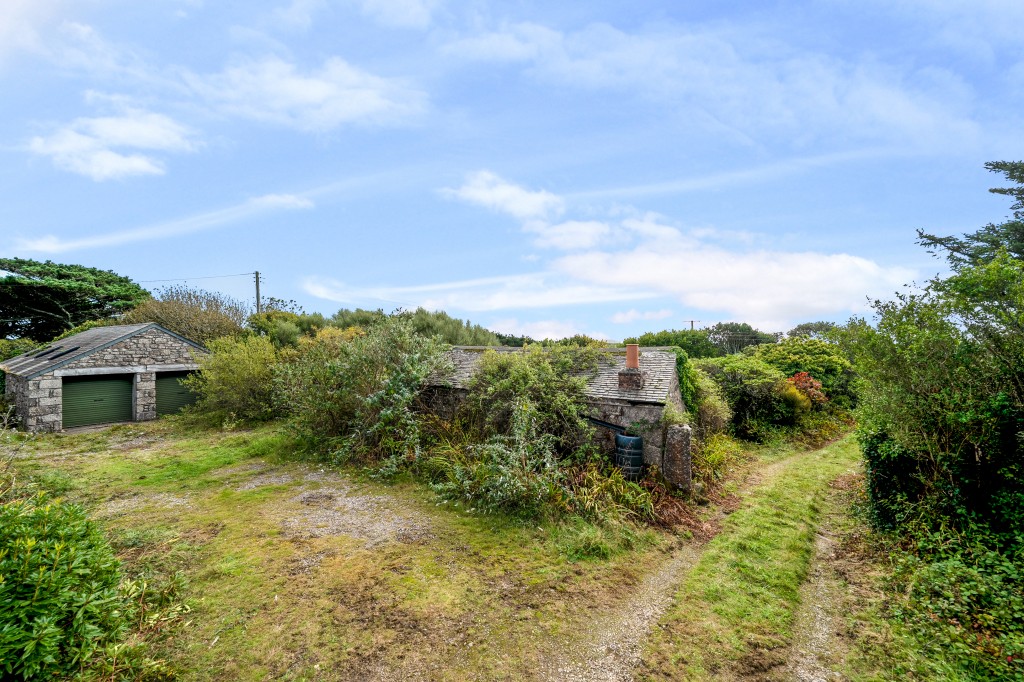 Lot: 47812 - FORMER CAPTAINS HOUSE PLUS THREE-BEDROOM BUNGALOW SET IN OVER 8.5 ACRES OF LAND WITH COUNTRYSIDE AND SEA VIEWS - Double garage and potting shed